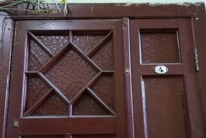 9-я линия, 54. Фрагмент двери с фактурным стеклом "муранезе" начала ХХ в. Фото 2020
